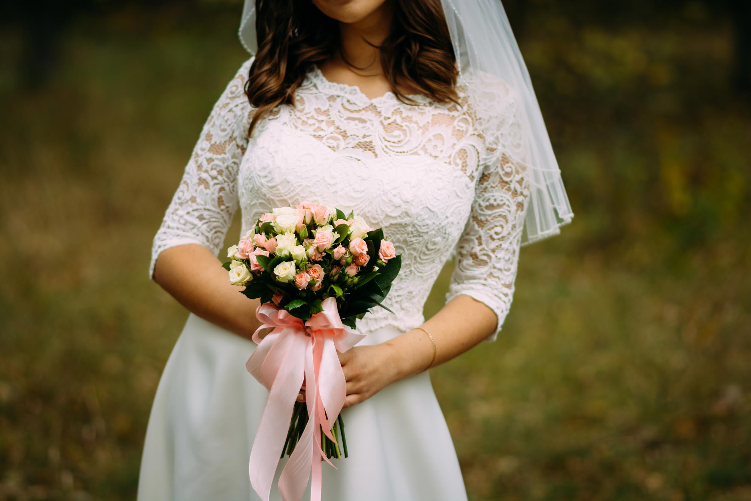 Невесты в платьях с букетами