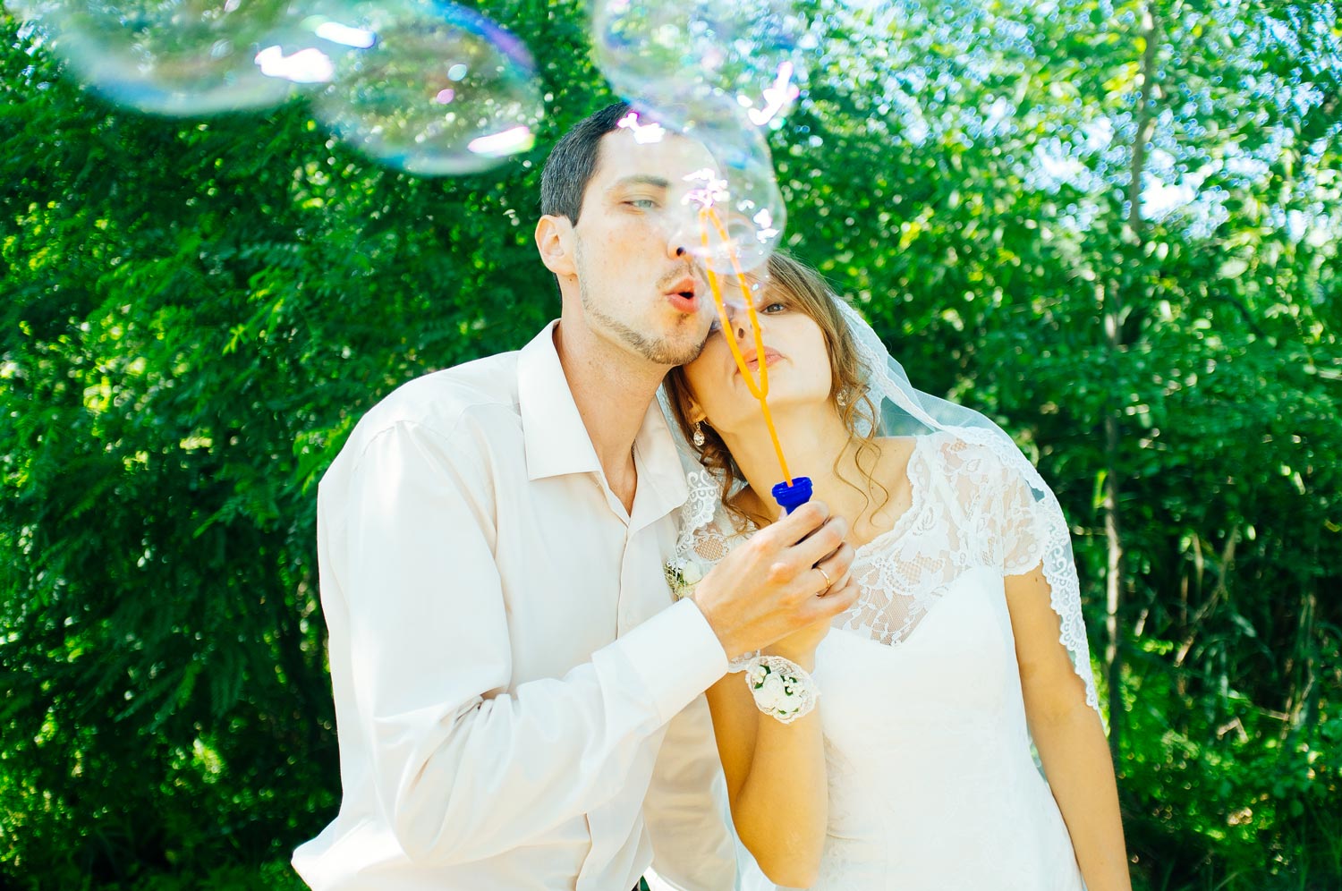 Фотосессия свадьбы с мыльными пузырями