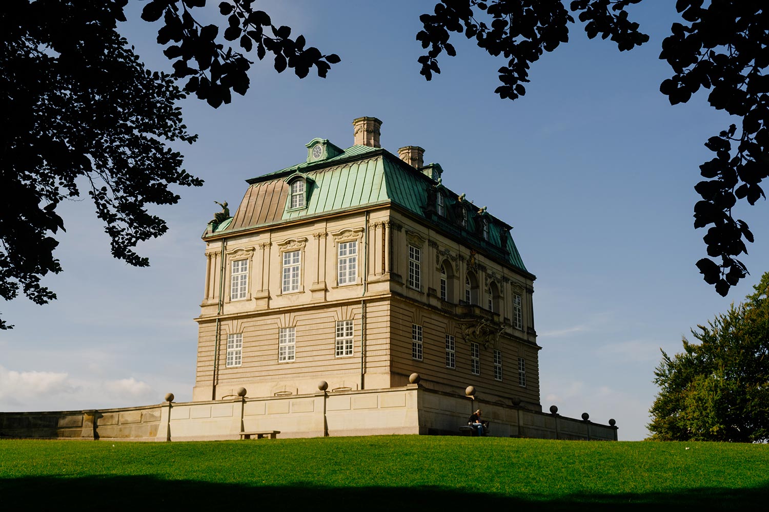 Hunting lodge. Клампенборг Дания. Королевская семья в охотничьем домике. Охотничий дом короля в Копенгагене. Вилла Гвидон Клампенборг.