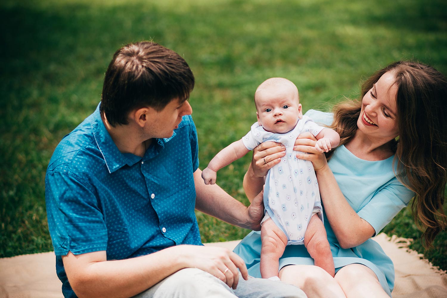 Семейная фотосессия с новорожденным в красивых нарядах